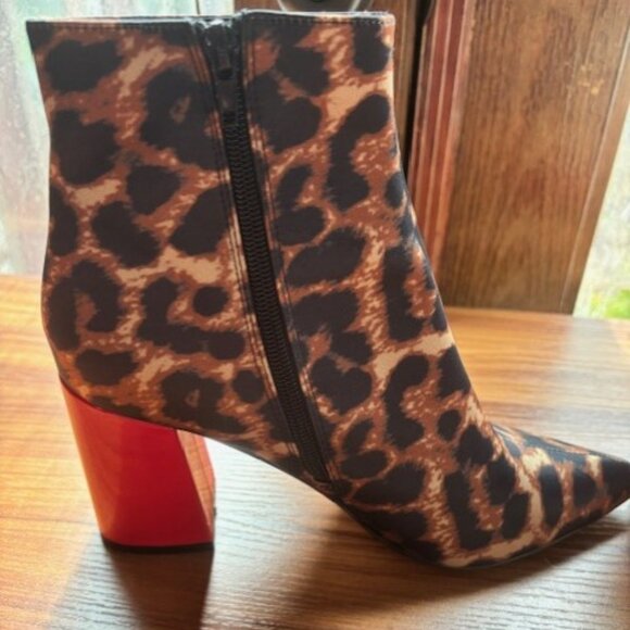 Betsey Johnson Black Red Kassie Leopard Ankle Boots 8.5M Chunky Heel Point Toe - Picture 4 of 10